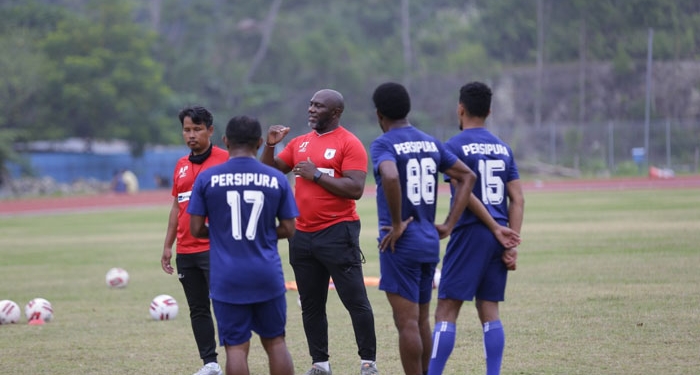 Pelatih Jacksen F.Thiago ketika memberikan arahan kepada pemain. (Foto: Hans Palen/Nokenlive.Com)