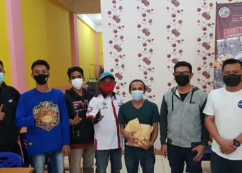 Manager Monalisa Group Sorong Papua Barat, Faisal bersama Manager Scarlet Club Jayapura,Fajrin dan Ketua PHMJ Jayapura, Shandy Suwages bersama pengurus PHMJ ketika menyerahkan bantuan dana kepada Tokoh Muda Desa Wontong, Hans Palen untuk selanjutnya di donasikan ke Gereja Pongkal di Manggarai Barat, di Jayapura,Minggu (18/4).