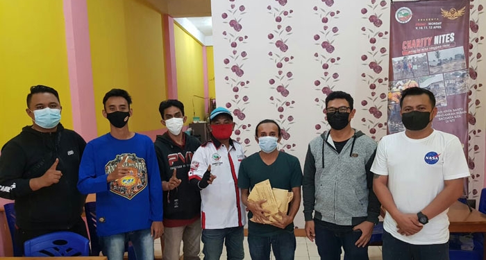 Manager Monalisa Group Sorong Papua Barat, Faisal bersama Manager Scarlet Club Jayapura,Fajrin dan Ketua PHMJ Jayapura, Shandy Suwages bersama pengurus PHMJ ketika menyerahkan bantuan dana kepada Tokoh Muda Desa Wontong, Hans Palen untuk selanjutnya di donasikan ke Gereja Pongkal di Manggarai Barat, di Jayapura,Minggu (18/4).