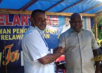 Bupati Tolikara,Usman G Wanimbo ketika berjabat tangan Ketua Umum Relawan Militan UGW for Papua 01,Samuel Mabui usai dilantik. (Istimewa For Nokenlive.Com)