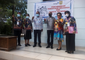 Walikota Jayapura, Dr.Benhur Tomi Mano bersama Ketua PKK Kota Jayapura,Christin L Mano ketika foto bersama usai pencanangan program pendataan keluarga di Kota Jayapura.(andika/Nokenlive.com)