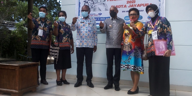 Walikota Jayapura, Dr.Benhur Tomi Mano bersama Ketua PKK Kota Jayapura,Christin L Mano ketika foto bersama usai pencanangan program pendataan keluarga di Kota Jayapura.(andika/Nokenlive.com)