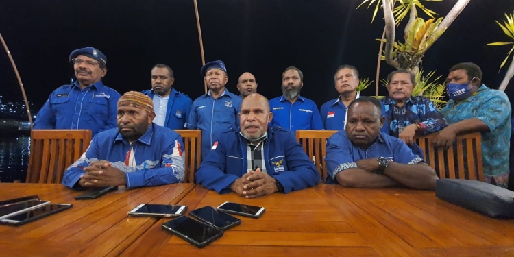 Wakil Ketua 1, Ricky Ham Pagawak dan Wakil Ketua II, Yunus Wonda bersama pengurus DPC ketika memberikan keterangan pers. (Foto: Natalia Yoku)
