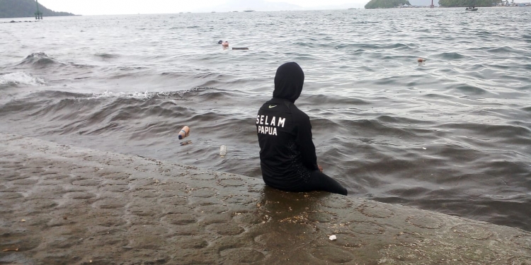 Salah satu atlet selam PON Papua ketika duduk istrahat usai latihan. (Andika Pamanggori/Nokenlive.Com)