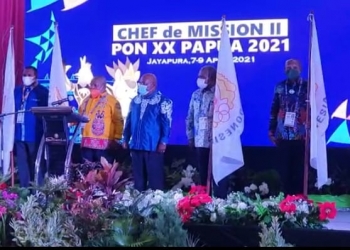 Gubernur Lukas Enembe bersama para Bupati dan Walikota Jayapura dari 4 klaster yang menjadi tuan rumah ketika menyerahkan bendera petaka PON pada CdM II PON XX di Sentani. (Hans Palen/Nokenlive.Com)