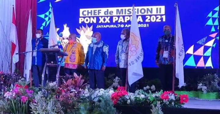 Gubernur Lukas Enembe bersama para Bupati dan Walikota Jayapura dari 4 klaster yang menjadi tuan rumah ketika menyerahkan bendera petaka PON pada CdM II PON XX di Sentani. (Hans Palen/Nokenlive.Com)