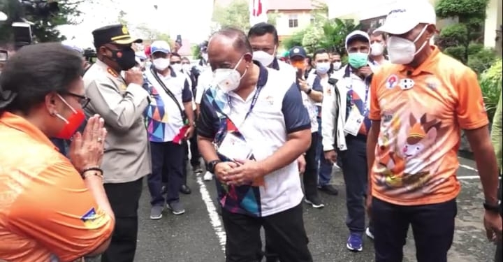 Walikota Jayapura, Benhur Tomi Mano ketika menerima kunjungan rombongan KONI Pusat dan peserta Chef de Mission (CdM) Meeting II PON XX Papua di Kantor Walikota Jayapura, Rabu (8/4).