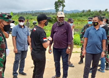 Ondoafi Abisai Rollo bersama Pangdam XVII Cenderawasih ketika meninjau lokasi tanah di Skouw.(Hans Palen/Nokenlive.Com)