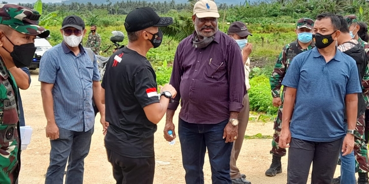 Ondoafi Abisai Rollo bersama Pangdam XVII Cenderawasih ketika meninjau lokasi tanah di Skouw.(Hans Palen/Nokenlive.Com)