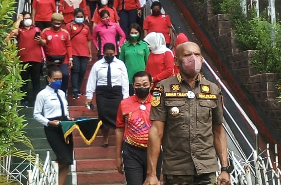 Walikota Jayapura,Benhur Tomi Mano dan Wakil Walikota,H.Rustan Saru saat mengikuti pencanangan HUT RA Kartini di Kantor Walikota.(Andika Pamanggori/Nokenlive.Com)