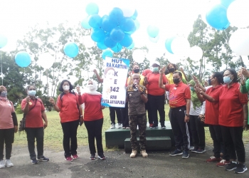 Walikota Jayapura,Benhur Tomi Mano ketika melepas balon pada acara pencanangan HUT RA Kartini di Kantor Walikota Jayapura. (Andika Pamanggori/Nokenlive.Com)