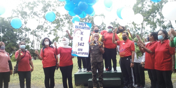 Walikota Jayapura,Benhur Tomi Mano ketika melepas balon pada acara pencanangan HUT RA Kartini di Kantor Walikota Jayapura. (Andika Pamanggori/Nokenlive.Com)
