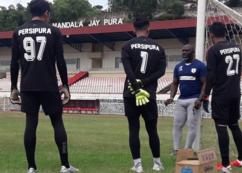 Pelatih Persipura,Jacksen F.Thiago ketika berbincang dengan tiga penjaga gawang Persipura.(Hans Palen/Nokenlive.Com)