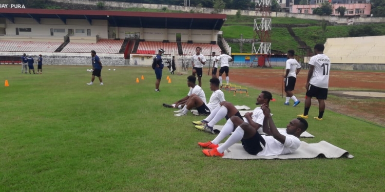 Skuad Persipura ketika menjalani latihan di Stadion Mandala Jayapura.(Hans Palen/Nokenlive.Com)