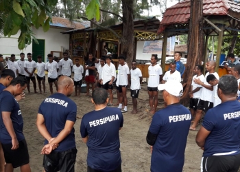 Pemain Persipura ketika berkumpul usai menjalani latiahn fisik di Pantai Hamadi Kota Jayapura. (Foto: Hans Palen/Nokenlive.Com)
