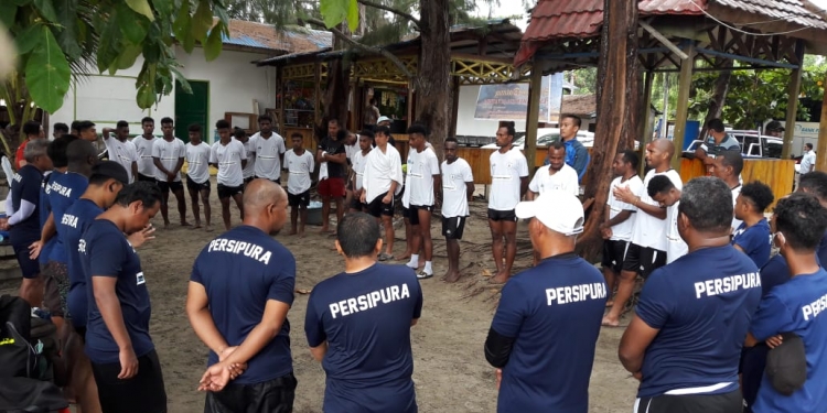 Pemain Persipura ketika berkumpul usai menjalani latiahn fisik di Pantai Hamadi Kota Jayapura. (Foto: Hans Palen/Nokenlive.Com)