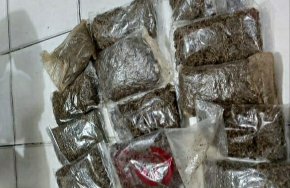 Barang bukti paket ganja yang sudah dibungkus dalam plastik saat diamankan polisi.(Hans Palen/Nokenlive.com)