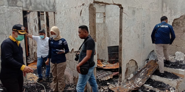 Satuan reserse kriminal polresta dibackup Tim Laboratorium Forensik Polda Papua melakukan olah TKP kebakaran di Waena Jayapura.(hans Palen/Nokenlive.Com)