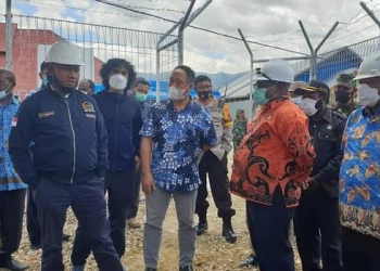 Bupati Paniai,Meki Nawipa ketika berbincang dengan Anggota Komi I DPR RI,Yan P.Mandenas pada kunjungannya di Kabupaten Paniai.(Istimewa For Nokenlive.Com)