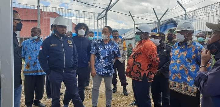 Bupati Paniai,Meki Nawipa ketika berbincang dengan Anggota Komi I DPR RI,Yan P.Mandenas pada kunjungannya di Kabupaten Paniai.(Istimewa For Nokenlive.Com)