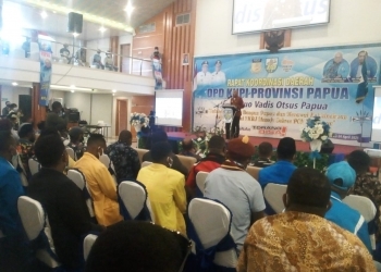 Walikota Jayapura, Dr.Benhur Tomi Mano,MM ketika membuka kegiatan rapat kordinasi Dewan Pengurus Daerah  KNPI Papua di salah satu hotel di Kotaraja,Jumat, (23/04).