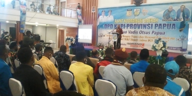 Walikota Jayapura, Dr.Benhur Tomi Mano,MM ketika membuka kegiatan rapat kordinasi Dewan Pengurus Daerah  KNPI Papua di salah satu hotel di Kotaraja,Jumat, (23/04).