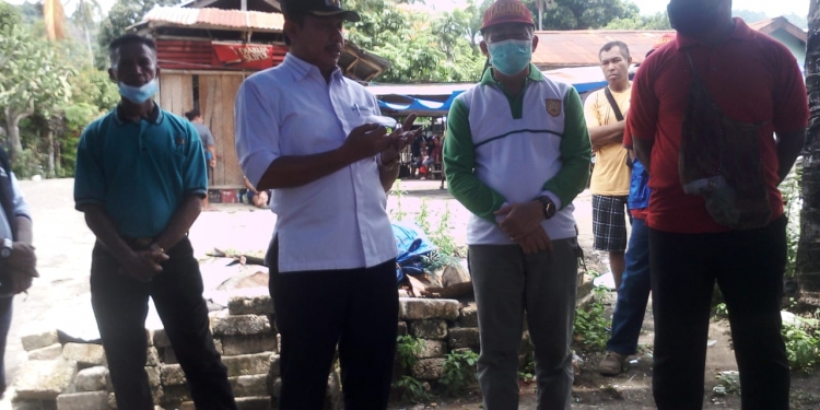 Wakil Walikota Kota Jayapura, Rustan Saru ketika meninjau lokasi kebakaran di RT 02 RW 08 Kelurahan Awiyo Distrik Abepura,Sabtu, (24/04). (Foto:Andika Pamanggori/Nokenlive.Com).