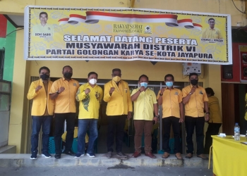 Ketua DPD Golkar Kota Jayapura,Abisai Rollo bersama pengurus ketika foto bersama usai membuka Musdis Golkar Kota Jayapura.(Foto:Hans Palen/Nokenlive.Com)