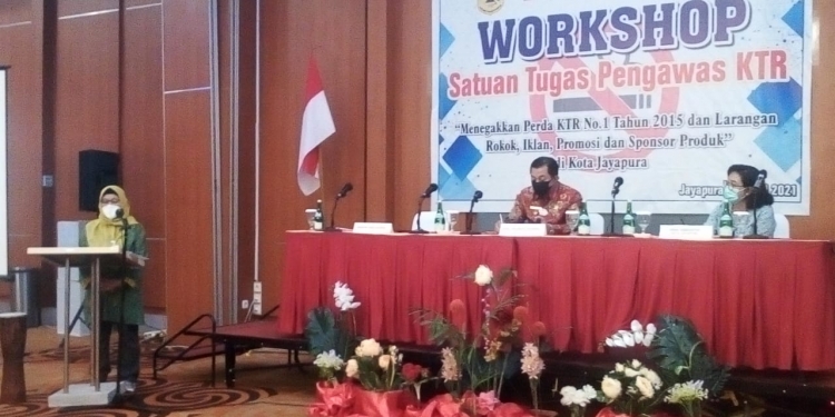 Walikota Jayapura,Rustan Saru ketika hadir dalam workshop implementasi perda nomor 1 Tahun 2015 tentang Kawasan Tanpa Rokok. (AndikaPamanggori/Nokenlive.Com)