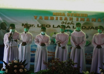 Para calon imam katolik ketika ditahbiskan(Foto:Amin Momoage/Nokenlive.Com)