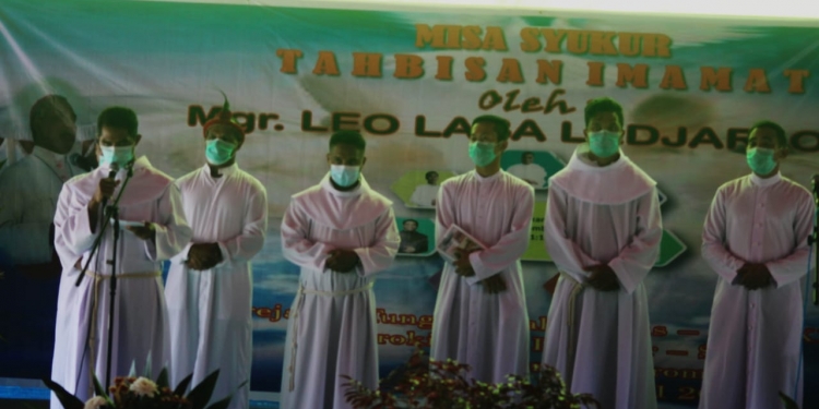 Para calon imam katolik ketika ditahbiskan(Foto:Amin Momoage/Nokenlive.Com)