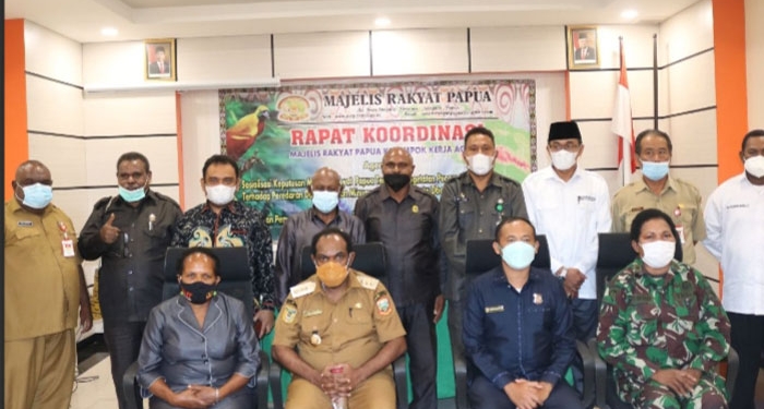 Bupati Piter Gusbager: Pemberantasan Miras, Ganja dan Togel Jadi  Perhatian Khusus.(Foto: Amin Momoage/Nokenlive.Com)