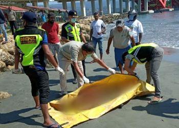 Aparat kepolisian ketika evakuasi mayat laki-laki yang ditemukan di Pantai Cibery Kota Jayapura.(Hans Palen/Nokenlive.Com).