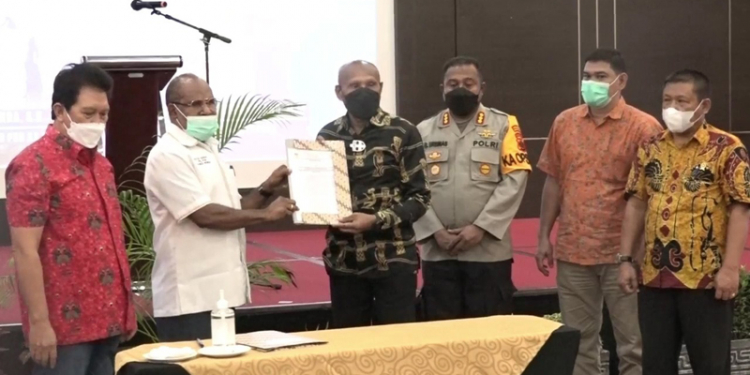 Suasana penyerahan dokumen pergeseran anggaran dari PB PON Papua ke sub PB Kota Jayapura (11/juni/2021)