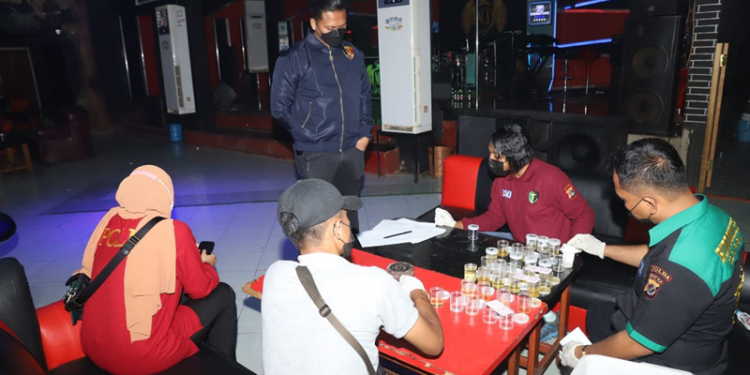 Humas Polda Papua, suasana pemeriksaan hasil tes urine di tempat hiburan malam oleh Sat Narkoba Polda. (26/juni/2021)