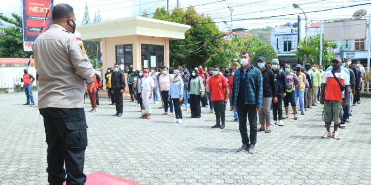 Suasana apel pagi di halaman Gor Waringin Kotaraja Distrik Abepura, yang dipimpin oleh Kapolresta Jayapura Kota, Kombes Pol. Gustav R.Urbinas, SH., S.IK., M.Pd selaku Ketua PBVSI Kota Jayapura
