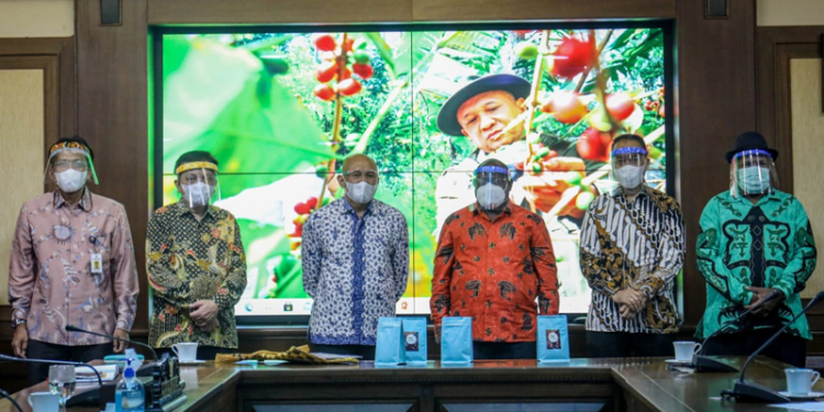  Bupati Paniai (Meki Nawipa) bersama Menteri Koperasi RI (Teten Masduki) dan para Deputi, usai pertemuan di Kantor Kementerian Koperasi, Rabu(23/06/2021)