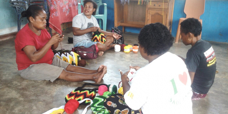 Badan Perbatasan Kota Jayapura mendorong Pengembangan Hasil Kerajinan Noken Rajutan Di Kampung Skouw Yambe