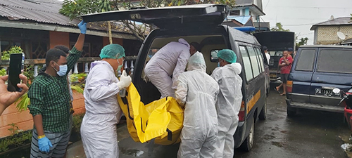 Evakuasi korban meninggal, oleh Aparat Polsek Jayapura Selatan di Hamadi.