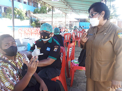 suasana saat Kepala Sekolah memantau vaksinasi, bagi siswa SMA N 2 Jayapura, oleh Biddokes Polda Papua.
