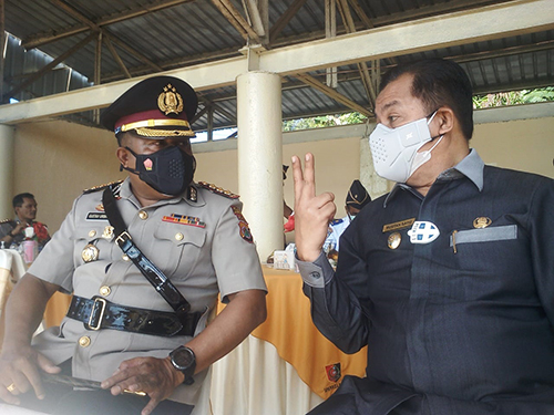 Wakil Walikota ketika berbincang dengan Kapolresta, di Tribun Lapangan SPN.