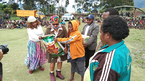 Mama Yakoba Lokbere, Saat Memberikan Bantuan Bahan Makanan Kepada Perwakilan Warga Pengungsi Nduga, di Jayawijaya.