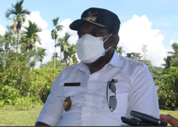   Suasana saat Bupati Keerom  Piter Gusbager, S.hut, MUP mengatakan: Keerom jika tidak disiplin, maka akan masuk dalam PPKM (Pemberlakuan Pembatasan Aktivitas Masyarakat).  