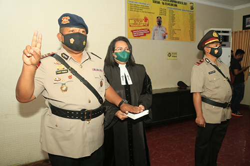 suasana ambil sumpah jabatan oleh Kapolsek Heram yang baru, di Mapolresta.