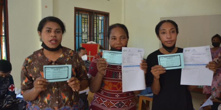 Suasana warga Dok 9 yang telah divaksinasi, dalam kegiatan serbuan vaksin Lantamal X Jayapura