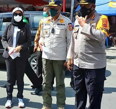  suasana Walikota didampingi Ketua Pansus Covid 19 Kota, dan Kapolresta tinjau operasi masker, di Taman Imbi.