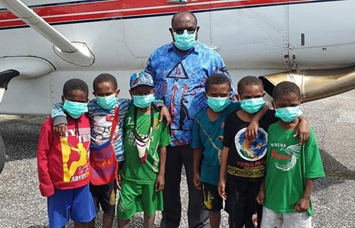 Bupati Meki Nawipa bersama 6 anak yatim dari Paniai, yang akan disekolahkan di Jayapura oleh Pemerintah Daerah Paniai.