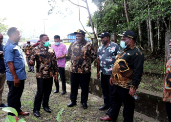 Bupati dan Wakil Bupati serta Sekda, meninjau lokasi launching program 100 hari kerja.