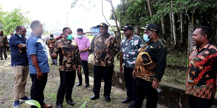 Bupati dan Wakil Bupati serta Sekda, meninjau lokasi launching program 100 hari kerja.