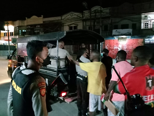 suasana Aparat melakukan eksekusi, pelaku pengrusakan taxi di Heram.